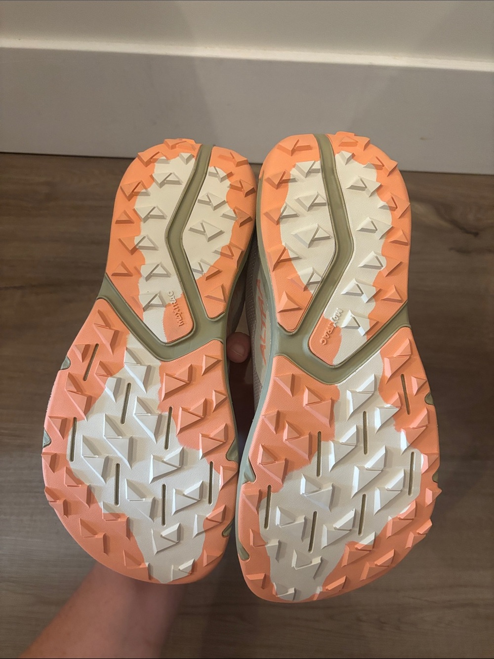 Altra Women's Experience Wild 3 tan size 10 new with box - Picture 6 of 7